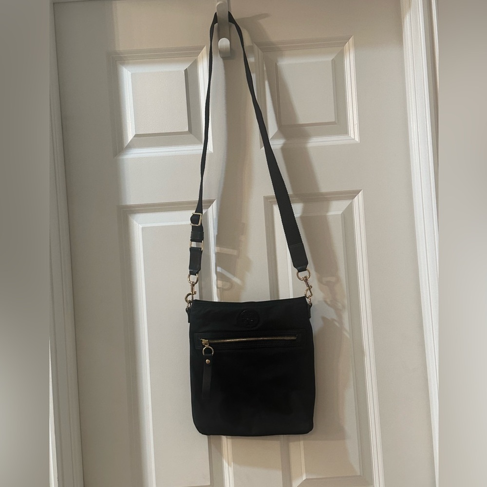 Woman’s Black Tory Burch Crossbody